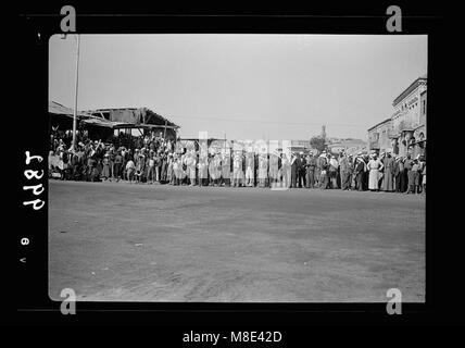 La levée du siège de Jérusalem. Une foule d'arabes attendent l'heure de couvre-feu pour entrer dans la vieille ville matpc LOC.18855 Banque D'Images