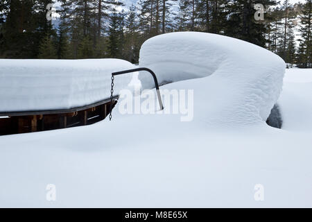 Place de pique-nique couverte dans la neige profonde, Italie Banque D'Images