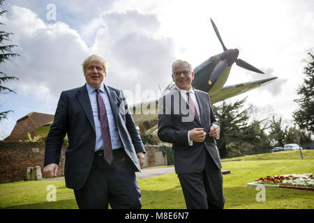 Secrétaire des affaires étrangères Boris Johnson comme il se joint à la ministre des affaires étrangères polonais Jacek Czaputowicz lors de la bataille d'Angleterre Bunker dans Uxbridge. Banque D'Images