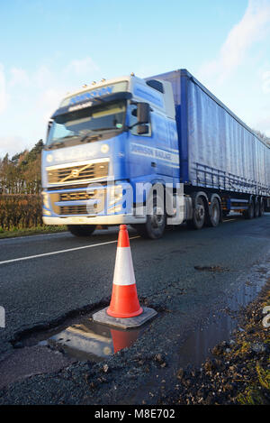 Camion passant grand marquage cône-poule géante on country road york yorkshire royaume uni Banque D'Images