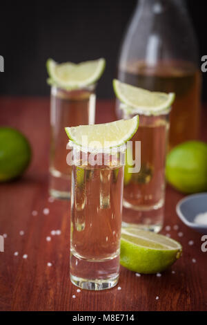 Tequila sur verres avec de la chaux et de sel Banque D'Images