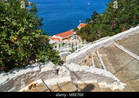 Escalier de pierre avec une clôture blanche menant à la mer Banque D'Images