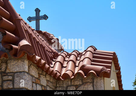 Toit de tuiles d'une petite chapelle avec des murs en pierre Banque D'Images