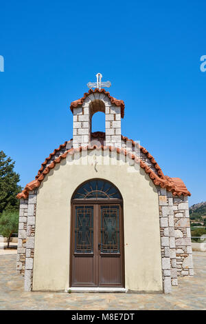 Petite chapelle avec un toit de tuiles et des murs en pierre Banque D'Images