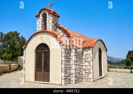 Petite chapelle avec un toit de tuiles et des murs en pierre Banque D'Images