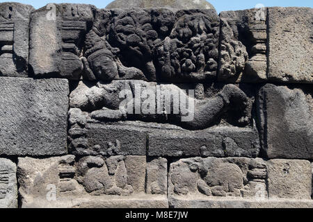 Mur libre ornés de bas-reliefs de la religion. La sculpture sur pierre très détaillées. Temple bouddhiste de Borobudur, Magelang, Indonésie Banque D'Images