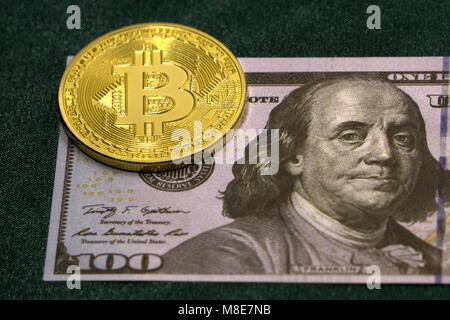 Une monnaie symbolique de billets sur bitcoin de cent dollars. Bitcoin Échange d'argent pour un dollar Banque D'Images