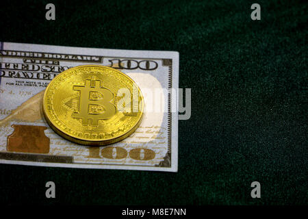 Le Bitcoin or US dollar. L'échange de monnaie électronique concept. isolated on white Banque D'Images