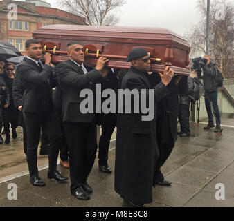 Dave Smith (avant) permet de porter le cercueil de son bandmate Amoo Eddy à Liverpool Cathédrale métropolitaine, où les amis et la famille de la chanteuse soul se sont réunis pour rendre un dernier hommage vendredi. Banque D'Images