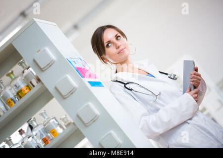 Jolie, femme médecin dans un laboratoire de l'hôpital (image avec copie espace ; couleur tonique) Banque D'Images