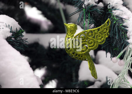 Portrait d'un oiseau coloré, cuir noël ornement, suspendu à un arbre de Noël Banque D'Images