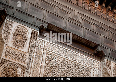 Détail de la paroi de l'atrium dans le Palais Bahia à Marrakech, Maroc. Le palais du 19ème siècle a été construit pour Si Moussa, chambellan du Sultan Hassan I. Banque D'Images