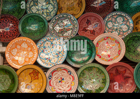 Bols en céramique décorative en exposition dans un magasin de poterie dans les souks juste à côté de la place Jemaa el-Fna de Marrakech, Maroc. Banque D'Images