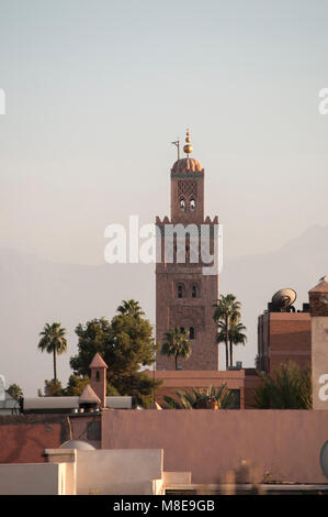 Minaret de la mosquée Koutoubia et les toits de Marrakech Medina contre une vague toile de fond les montagnes de l'Atlas. Copier la mise en page de l'espace. Banque D'Images