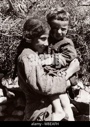 1943 Syrie - bureau militaire britannique traite les personnes kurdes le long de la frontière de la Syrie Turquie - beaucoup de souffrances par le trachome Banque D'Images