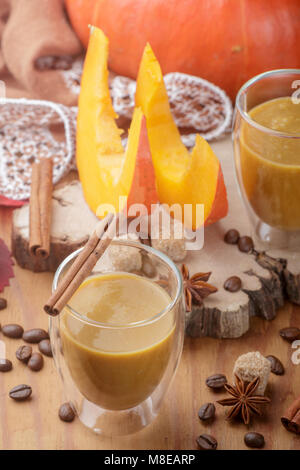 Latte de citrouille ou de cocktail smoothie) avec des épices (cannelle, l'anis, - du café. Automne Boire chaud ou froid. Selective focus Banque D'Images