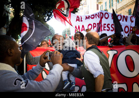 Savona, Italie - 15 octobre 2017 : jeune Africaine avec père-fille, à l'occasion d'un défilé anti-fasciste a organisé dans la ville de Savone Banque D'Images