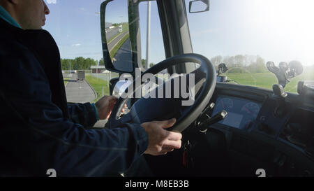 À l'intérieur de la cabine vue de la Professional Truck Driver son gros véhicule sur la route. Banque D'Images