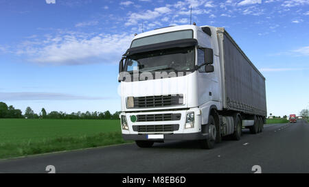 Camion blanc avec Semi-remorque roulant sur la route rurale. Banque D'Images