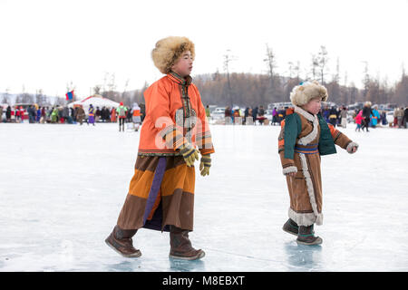 Hatgal, Mongolie, 4e mars 2018 : mongolian garçons habillés en vêtements traditionnels sur la glace d'un lac Khuvsgul Banque D'Images