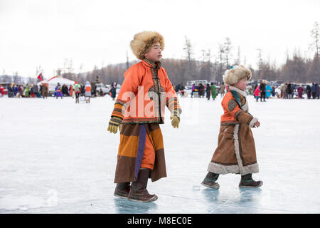 Hatgal, Mongolie, 4e mars 2018 : mongolian garçons habillés en vêtements traditionnels sur la glace d'un lac Khuvsgul Banque D'Images