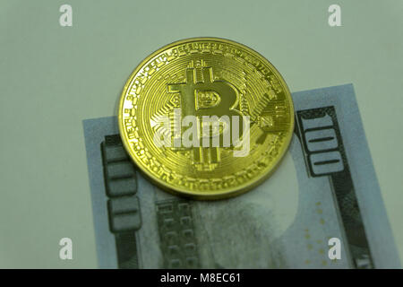 Les Bitcoins d'or sur le dollar US dans les mains . L'échange de monnaie électronique , concept Banque D'Images
