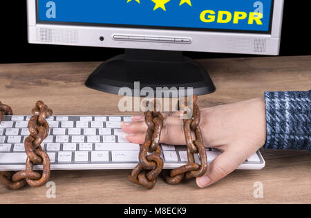 Close-up de part et clavier d'ordinateur pour old rusty chaînes sur une table en bois. Moniteur avec inscription PIBR en arrière-plan. Banque D'Images
