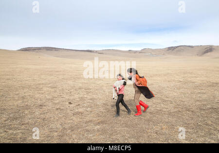 Hatgal, la Mongolie, le 2 mars 2018 : les filles de Mongolie s'amusant dans une steppe Banque D'Images