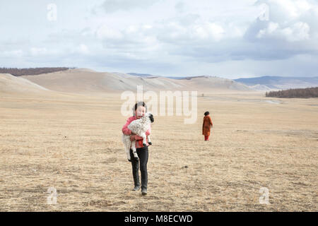 Hatgal, la Mongolie, le 2 mars 2018 : les filles de Mongolie avec leur animal de moutons dans une steppe Banque D'Images