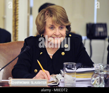 Washington, District de Columbia, Etats-Unis. Mar 20, 2010. Représentant des États-Unis Louise Slaughter (démocrate de New York), Présidente de la Chambre des représentants des États-Unis du Règlement, de l'écoute que le comité se réunit dans la capitale américaine le Samedi, Mars 20, 2010 pour discuter et établir des procédures pour le vote en cours sur la réforme des soins de santé.Credit : Ron Sachs/CNP. Credit : Ron Sachs/CNP/ZUMA/Alamy Fil Live News Banque D'Images