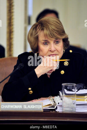 Washington, District de Columbia, Etats-Unis. Mar 20, 2010. Représentant des États-Unis Louise Slaughter (démocrate de New York), Présidente de la Chambre des représentants des États-Unis du Règlement, de l'écoute que le comité se réunit dans la capitale américaine le Samedi, Mars 20, 2010 pour discuter et établir des procédures pour le vote en cours sur la réforme des soins de santé.Credit : Ron Sachs/CNP. Credit : Ron Sachs/CNP/ZUMA/Alamy Fil Live News Banque D'Images