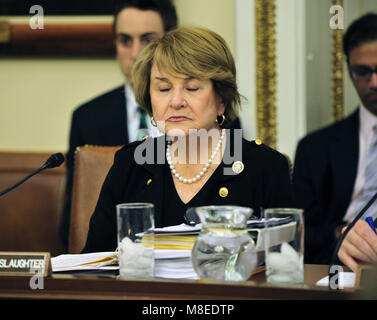 Washington, District de Columbia, Etats-Unis. Mar 20, 2010. Représentant des États-Unis Louise Slaughter (démocrate de New York), Présidente de la Chambre des représentants des États-Unis du Règlement, de l'écoute que le comité se réunit dans la capitale américaine le Samedi, Mars 20, 2010 pour discuter et établir des procédures pour le vote en cours sur la réforme des soins de santé.Credit : Ron Sachs/CNP. Credit : Ron Sachs/CNP/ZUMA/Alamy Fil Live News Banque D'Images