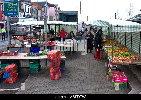 Bantry, West Cork, Irlande. 16 mars, 2018. Marché de Bantry sur chaque vendredi faisait affaires vive sous le soleil d'après-midi. Credit : aphperspective/ Alamy Live News Banque D'Images