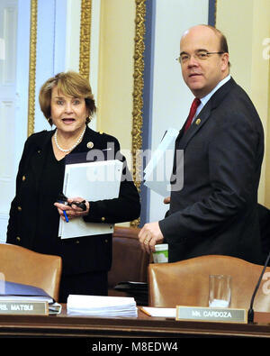 Washington, District de Columbia, Etats-Unis. Mar 20, 2010. Représentant des États-Unis Louise Slaughter (démocrate de New York), Présidente de la Chambre des représentants des États-Unis du Règlement, de la gauche, et U.S. Rep. Jim McGovern (démocrate du Massachusetts), droite, arrivent dans la capitale américaine le Samedi, Mars 20, 2010 pour une réunion de comité pour discuter et établir des procédures pour le vote en cours sur la réforme des soins de santé.Credit : Ron Sachs/CNP. Credit : Ron Sachs/CNP/ZUMA/Alamy Fil Live News Banque D'Images