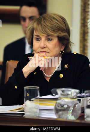 Washington, District de Columbia, Etats-Unis. Mar 20, 2010. Représentant des États-Unis Louise Slaughter (démocrate de New York), Présidente de la Chambre des représentants des États-Unis du Règlement, de l'écoute que le comité se réunit dans la capitale américaine le Samedi, Mars 20, 2010 pour discuter et établir des procédures pour le vote en cours sur la réforme des soins de santé.Credit : Ron Sachs/CNP. Credit : Ron Sachs/CNP/ZUMA/Alamy Fil Live News Banque D'Images