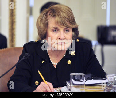 Washington, District de Columbia, Etats-Unis. Mar 20, 2010. Représentant des États-Unis Louise Slaughter (démocrate de New York), Présidente de la Chambre des représentants des États-Unis du Règlement, de l'écoute que le comité se réunit dans la capitale américaine le Samedi, Mars 20, 2010 pour discuter et établir des procédures pour le vote en cours sur la réforme des soins de santé.Credit : Ron Sachs/CNP. Credit : Ron Sachs/CNP/ZUMA/Alamy Fil Live News Banque D'Images