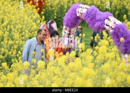 Zunyi, dans la province du Guizhou en Chine. Mar 16, 2018. Les touristes voir les fleurs de colza dans Yuging County, Zunyi City, au sud-ouest de la province du Guizhou, en Chine, le 16 mars 2018. Crédit : Il Chunyu/Xinhua/Alamy Live News Banque D'Images