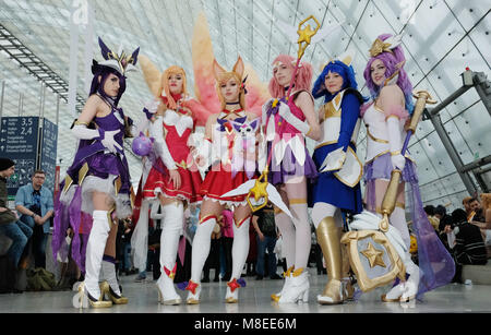 Leipzig, Allemagne. 16 mars 2018, les cosplayeurs déguisés en personnages de 'Star tuteurs- Bug', debout dans le hall vitré sur le parc des expositions de la foire du livre de Leipzig. Photo : Sebastian Willnow/dpa-Zentralbild/dpa dpa : Crédit photo alliance/Alamy Live News Banque D'Images