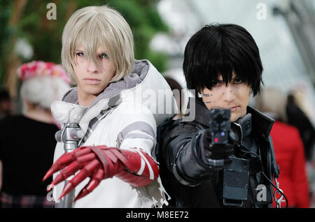 Leipzig, Allemagne. 16 mars 2018, les cosplayeurs Mahkam Khakpour (L) que Killy et Jannik Ehring comme Esro, debout dans le hall vitré sur le parc des expositions de la foire du livre de Leipzig. Photo : Sebastian Willnow/dpa-Zentralbild/dpa dpa : Crédit photo alliance/Alamy Live News Banque D'Images