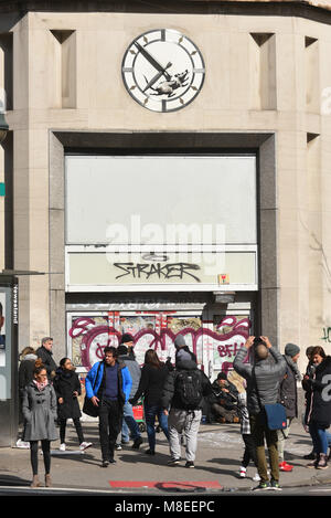 New York, USA. 16 mars, 2018. L'artiste de rue Banksy derniers travaux est une image de l'exécutant à l'intérieur du rat une horloge comme un hamster sur une roue d'exercice le 16 mars 2018 à New York. Crédit : Erik Pendzich/Alamy Live News Banque D'Images