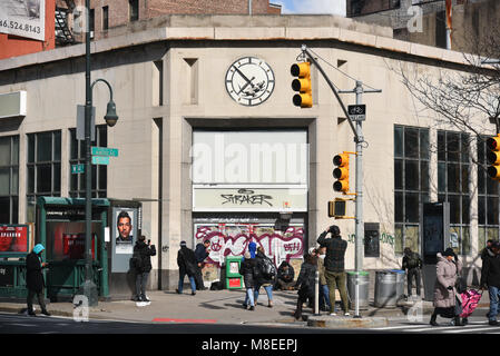 New York, USA. 16 mars, 2018. L'artiste de rue Banksy derniers travaux est une image de l'exécutant à l'intérieur du rat une horloge comme un hamster sur une roue d'exercice le 16 mars 2018 à New York. Crédit : Erik Pendzich/Alamy Live News Banque D'Images