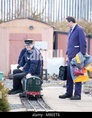 Kidderminster, UK. 16 mars, 2018. Severn Valley amateurs de chemin de fer aiment prendre des photos et se déplaçant sur la ligne de chemin de fer à vapeur qui s'exécute de Kidderminster à Bridgnorth, marquant le début de la Severn Valley Railway Spring Gala à vapeur. Avec le soleil en abondance, beaucoup de personnes s'adonnent à une époque où les déplacements des locomotives telles que la tornade et le roi Édouard II semblait extravagant. Credit : Lee Hudson/Alamy Live News Banque D'Images