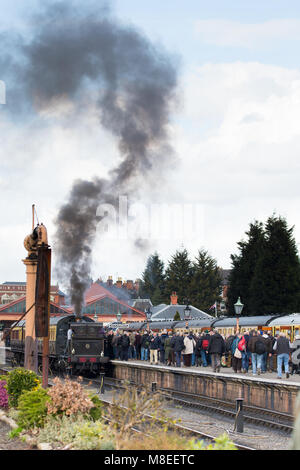 Kidderminster, UK. 16 mars, 2018. Severn Valley amateurs de chemin de fer aiment prendre des photos et se déplaçant sur la ligne de chemin de fer à vapeur qui s'exécute de Kidderminster à Bridgnorth, marquant le début de la Severn Valley Railway Spring Gala à vapeur. Avec le soleil en abondance, beaucoup de personnes s'adonnent à leur passion pour le vintage, conservé, UK les trains à vapeur. Credit : Lee Hudson/Alamy Live News Banque D'Images