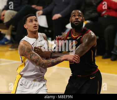 Los Angeles, CA, USA. Mar 11, 2018. Cleveland Cavaliers en avant LeBron James (23) et Los Angeles Lakers l'avant Kyle Kuzma (0) dans la peinture pendant les Cleveland Cavaliers vs Los Angeles Lakers au Staples Center le 11 mars 2018. (Photo par Jevone Moore) Credit : csm/Alamy Live News Banque D'Images