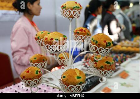 (180316) -- KATMANDOU, 16 mars 2018 (Xinhua) -- Photo prise le 16 mars 2018 gâteaux montre d'être présentée à la "made in Népal Expo' à Katmandou, au Népal. L'expo a donné le coup d'ici vendredi à Katmandou pour promouvoir les produits népalais et les industries en contribution à l'économie du pays. (Xinhua/Sunil Sharma) (swt) Banque D'Images