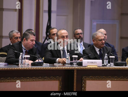 Astana, Kazakhstan. Mar 16, 2018. Le ministre des Affaires étrangères turc Mevlut Cavusoglu (C/) assiste à une réunion internationale sur la Syrie, à Astana, capitale du Kazakhstan, le 16 mars 2018. Une réunion trilatérale sur la Syrie s'est tenu ici vendredi, les ministres des affaires étrangères de la Turquie, la Russie et l'Iran. Credit : Aibek Abilov/Xinhua/Alamy Live News Banque D'Images