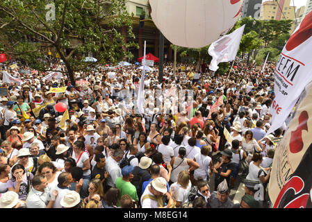 Sao Paulo, Brésil. 16 mars, 2018. Protestation des enseignants municipaux à l'hôtel de ville de SÃ£o Paulo contre un projet de loi qui augmente la sécurité sociale sur le salaire et d'escompte pour l'amélioration de l'éducation. Credit : Cris Faga/ZUMA/Alamy Fil Live News Banque D'Images