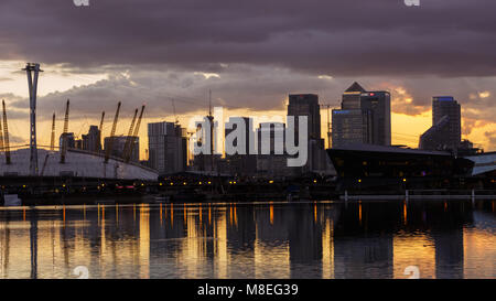 Canary Wharf, London, 16 Mar 2018. Calme et magnifiquement windstill conditions que le soleil se couche sur Canary Wharf, l'O2 arena et la Tamise à Londres. Credit : Imageplotter News et Sports/Alamy Live News Banque D'Images