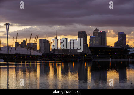 Canary Wharf, London, 16 Mar 2018. Calme et magnifiquement windstill conditions que le soleil se couche sur Canary Wharf, l'O2 arena et la Tamise à Londres. Credit : Imageplotter News et Sports/Alamy Live News Banque D'Images