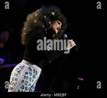 New York City, New York, USA. Mar 15, 2018. Singer l'ANDRA effectue au cours de la deuxième journée l'amour annuel Rocks NYC ! Un concert-bénéfice au profit de l'amour de Dieu nous livrer tenue au Beacon Theatre. Credit : Nancy/Kaszerman ZUMA Wire/Alamy Live News Banque D'Images